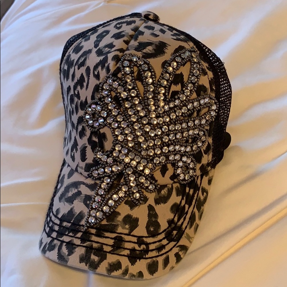 Buckle hat